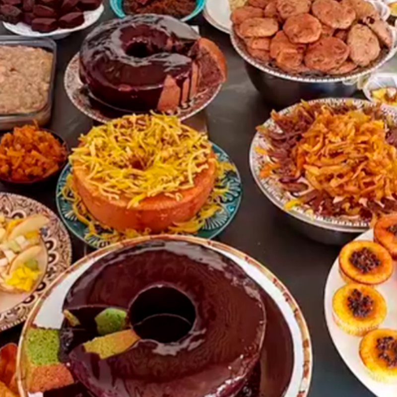 Foto de uma mesa com comida brasileira